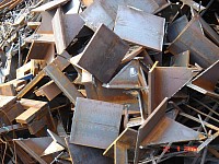 เศษเหล็กชิ้นเล็กชิ้นใหญ่ นำมารวบรวมกองไว้ เมื่อได้จำนวนมากแล้วนำไปขาย